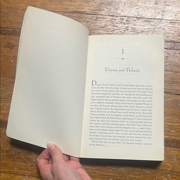 The Lucky One by Nicholas Sparks Book paperback book - Picture 7 of 12